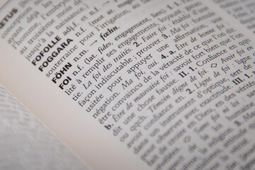Photographie de la définition du mot foi dans un dictionnaire français.