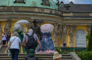 Ludzie pdzed pałacem Sanssouci w Poczdamie 