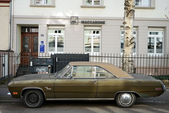 Plymouth Valiant Scamp Hardtop Coup&eacute; der Siebziger Jahre vor einem Altbau in der Gutzkowstra&szlig;e am 08.03.2024 im Stadtteil Sachsenhausen in Frankfurt am Main in Hessen