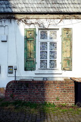 Alter Fensterladen aus Holz mit abblätternder Farbe in Grün eines romantischen Altbau in einem Hinterhof in der Schulstraße im Stadtteil Sachsenhausen in Frankfurt am Main in Hessen