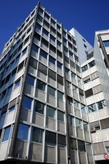 Modernes Bürogebäude mit verschachtelter Fassade vor blauem Himmel im Sonnenschein an der Walter-Kolb-Straße und der Schulstraße im Stadtteil Sachsenhausen in Frankfurt am Main in Hessen