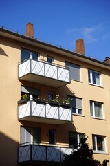 Sanierte Fassade eines alten Wohnhaus in Beige und Naturfarben vor blauem Himmel im Sonnenschein an der Schulstraße im Stadtteil Sachsenhausen in Frankfurt am Main in Hessen
