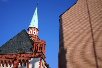 Die Alte Nikolaikirche im Stil der Gotik aus dem Mittelakter vor blauem Himmel im Sonnenschein auf dem Römerberg an der neuen Altstadt in Frankfurt am Main in Hessen