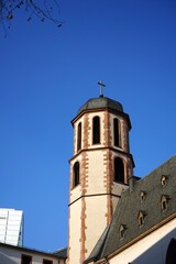 Fototapeta na wymiar Kirchturm der Liebfrauenkirche im Stil der Gotik am Liebfrauenberg in der Altstadt vor blauem Himmel im Sonnenschein in der City und Innenstadt von Frankfurt am main in Hessen