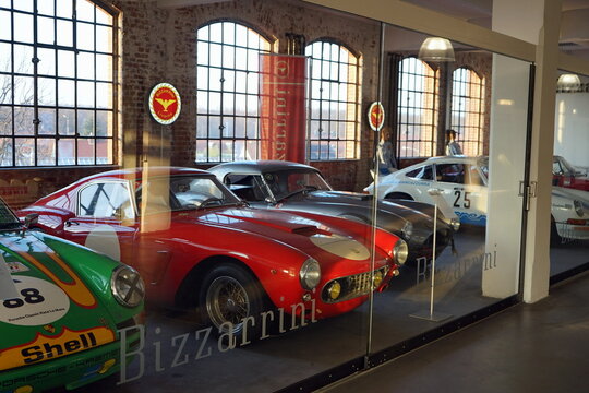 Ferrari 250 GT Berlinetta SWB der F&uuml;nfzigerjahre und Sechzigerjahre in Rot f&uuml;r Oldtimerrennen im Ausstellungsraum der Klassikstadt am 08.03.2024 im Stadtteil Fechenheim in Frankfurt am Main in Hessen