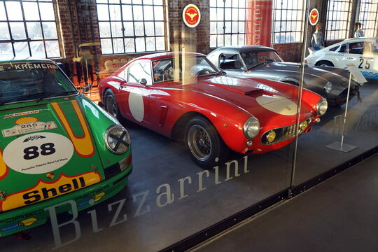 Ferrari 250 GT Berlinetta SWB der F&uuml;nfzigerjahre und Sechzigerjahre in Rot f&uuml;r Oldtimerrennen im Ausstellungsraum der Klassikstadt am 08.03.2024 im Stadtteil Fechenheim in Frankfurt am Main in Hessen