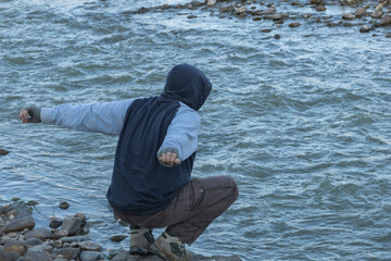 En el río al atardecer, disfrutando de meditación y ejercicios, 