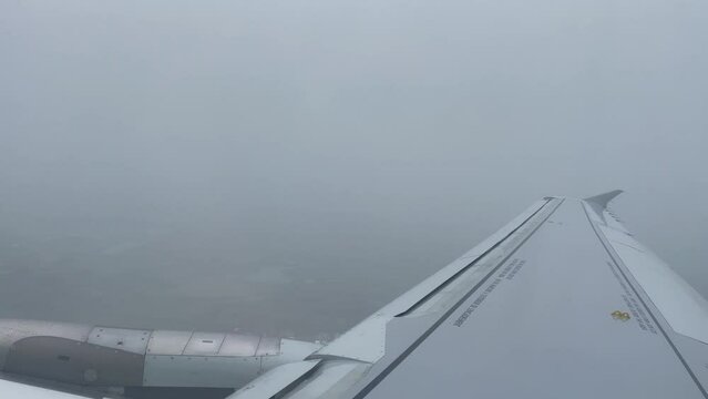 avion de ligne en mont&eacute;e passage dans les nuages