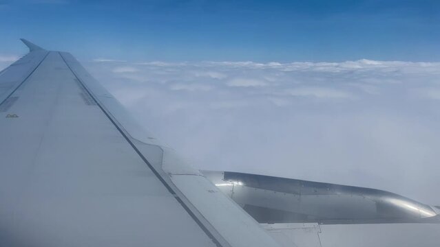 avion du ciel bleu aux nuages