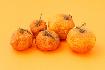 Multiple small tangerines on a monochromatic background