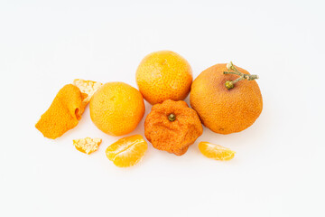 Multiple small tangerines on a monochromatic background
