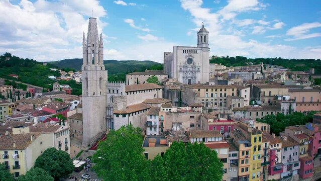 Vistas a&eacute;reas de la ciudad de Girona con drone. Catedral de Girona y bas&iacute;lica de Sant Feliu. Ciudad medieval en Espa&ntilde;a