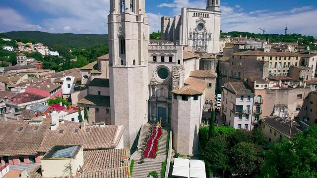 Vistas a&eacute;reas de la ciudad de Girona con drone. Catedral de Girona y bas&iacute;lica de Sant Feliu. Ciudad medieval en Espa&ntilde;a