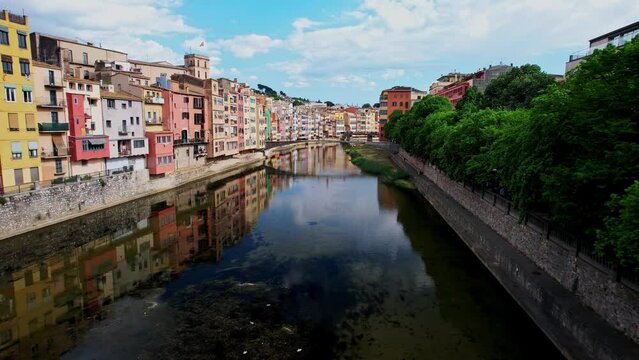 Vistas a&eacute;reas de la ciudad de Girona con drone. R&iacute;o Onyar. Ciudad medieval Catalu&ntilde;a, Espa&ntilde;a