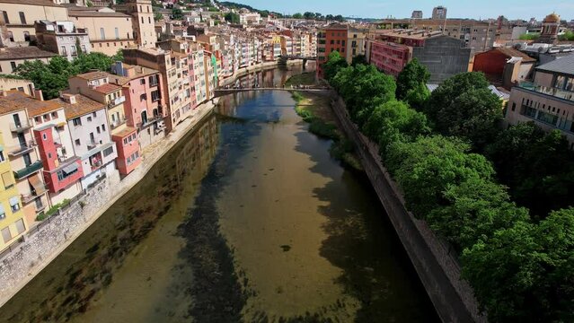 Vistas a&eacute;reas de la ciudad de Girona con drone. R&iacute;o Onyar. Ciudad medieval Catalu&ntilde;a, Espa&ntilde;a
