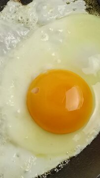 cuisson d'oeufs au plat, en gros plan, dans une po&ecirc;le