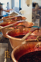 photographie culinaire de marmite en cuivre de confiture de fruits rouges