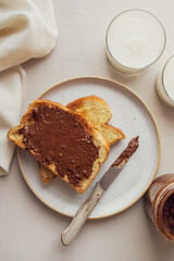 photographie culinaire de brioche à la pâte à tartiner faite maison pour le goûter accompagnée d'un verre de lait