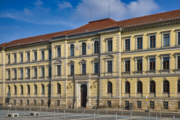 Fototapeta premium Detailansicht der klassizistischen Fassade des Landgerichts Leipzig mit dem Eingangsportal und den regelmäßigen Fensterreihen am Simsonplatz bei Sonne, Leipzig, Sachsen, Deutschland