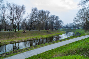 Rzeka Bystrzyca w Lublinie, park Ludowy.  - obrazy, fototapety, plakaty