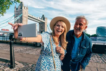 Cercles muraux Tower Bridge Happy senior couple spending time together in London city