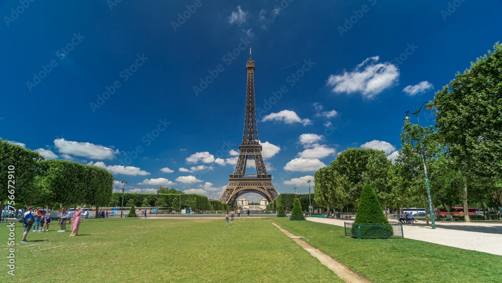 Wall mural eiffel tower on champs de mars in paris timelapse hyperlapse, france