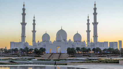 Fototapeta na wymiar Sheikh Zayed Grand Mosque in Abu Dhabi day to night timelapse after sunset, UAE