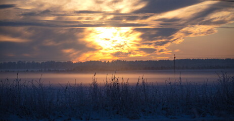 Zimowy zachód słońca z mgiełką