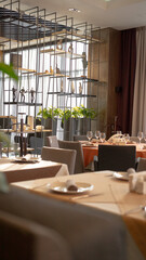 Immerse yourself in an atmosphere of elegance and beauty thanks to the refined interior design of our restaurant.