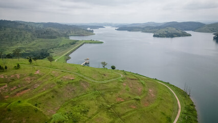 Visto de cima de uma represa linda e cheia com aguas brancas.