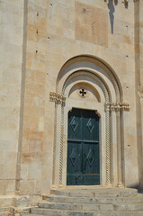 Fototapeta na wymiar Drzwi do kościoła