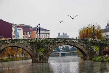 Puente sobre el río Cabe en Monforte de Lemos, Galicia - obrazy, fototapety, plakaty