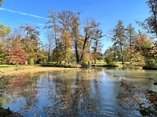 Fototapeta na wymiar small lake in the Kravare castle park