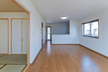 和室とつながるリビングダイニング