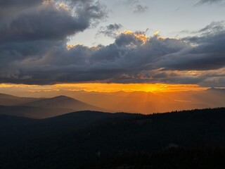 Obraz premium sunset over the mountains