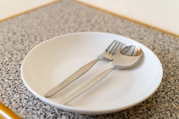 Objetos de cocina, cuchara, tenedor y plato