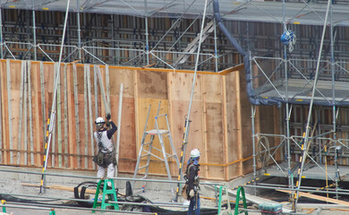 ハイアングルで撮影したビルの工事現場で働く作業員の様子