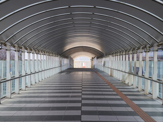 大阪住之江区のオフィスビルの連絡通路の風景