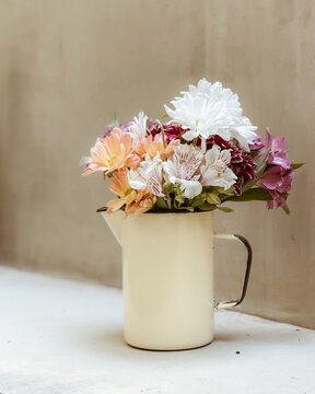 Flores blancas, violetas, amarillas, verdes y tablero de cafeteras antiguas.