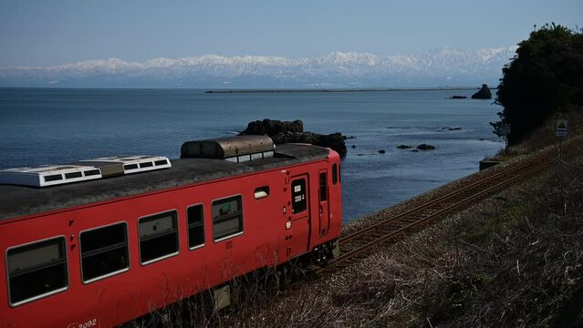 雨晴海岸を走るキハ40系普通列車 （氷見線 越中国分 - 雨晴, 2024年3月）