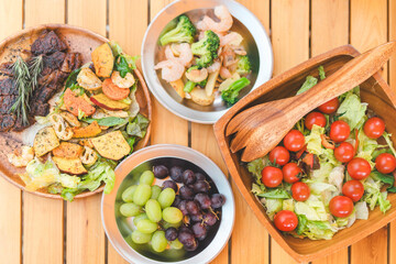 木のテーブルに置かれたキャンプ飯・キャンプ場で食べるご飯・ランチ
