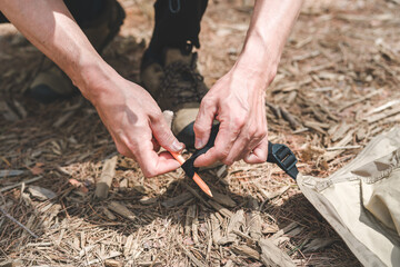 テントを設営する・ペグダウンする男性の手元
