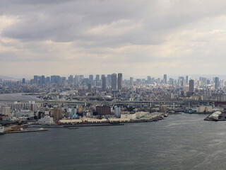 Fototapeta na wymiar ハイアングルで撮影した昼の大阪湾の都市景観の風景