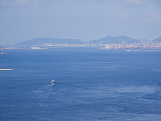 ハイアングルで撮影した昼の大阪湾の風景