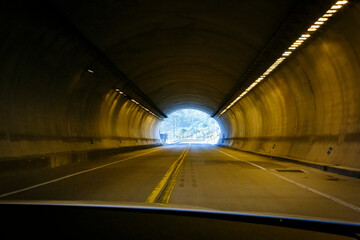 Movimiento rápido. Transitando un túnel curvo en alta velocidad desde un automóvil. Luces ámbar...