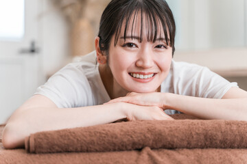 整体院・整骨院・マッサージに通う女性と整体師・セラピスト
