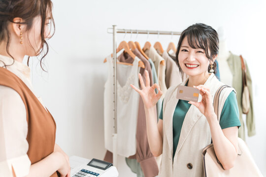 クレジットカードを使う女性（買い物・ショッピング・電子決済）
