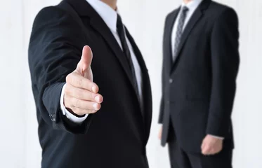 Deurstickers 握手を求めるビジネスマン―人材確保イメージ © takasu