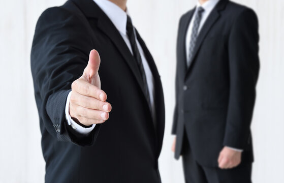 握手を求めるビジネスマン―人材確保イメージ