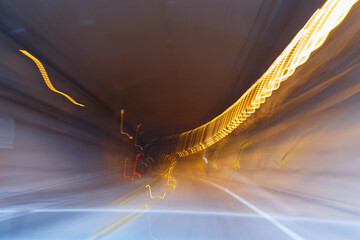 luces de colores trepidantes. Tunel abstracto de luces hacia un punto de fuga. lineas de luz hacia...